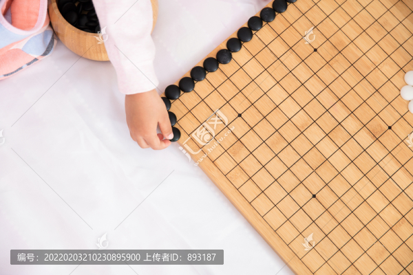 兒童在玩圍棋