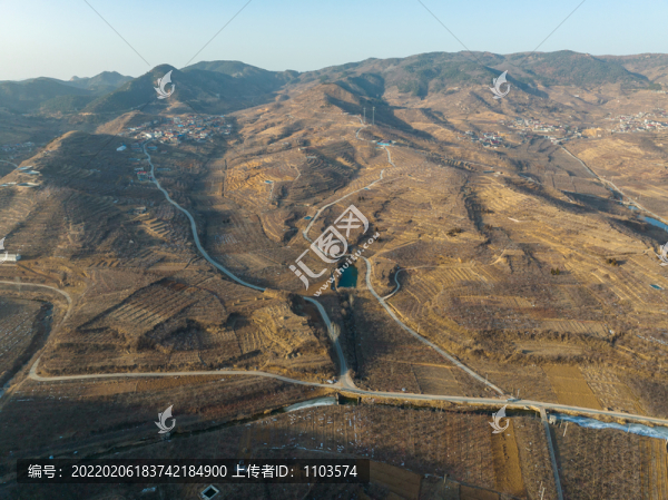 航拍沂蒙山區(qū)的山村風光