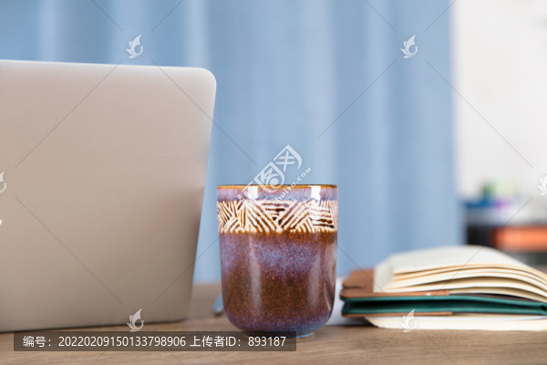 辦公室桌子上的水杯