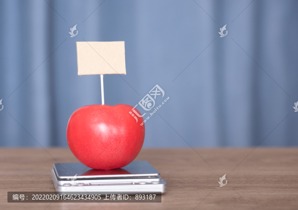 插著價格牌的西紅柿在秤上