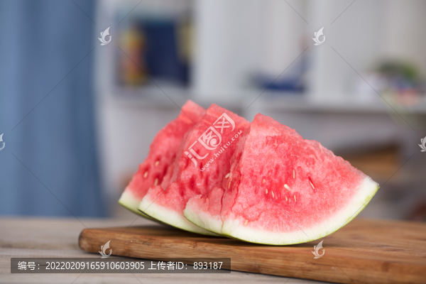 切開的西瓜放在砧板上