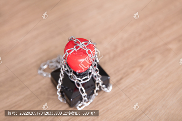 被鐵鏈拴住的公章