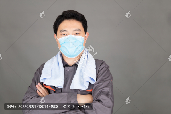 脖子上搭著毛巾戴著口罩的工人