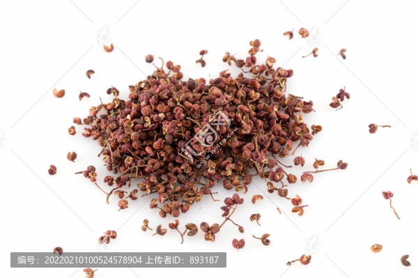散落在白背景上的花椒