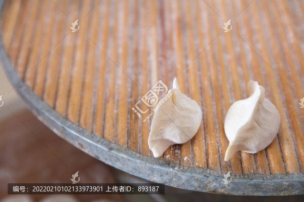 兩個餃子在圓形盤子上
