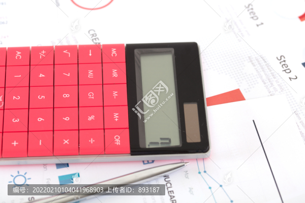 計(jì)算器和筆在金融資料上