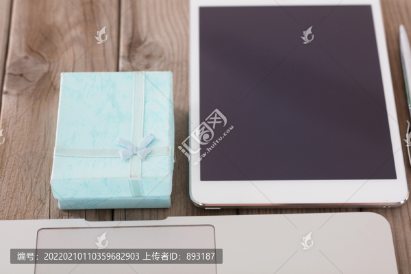 iPad旁邊的小禮盒