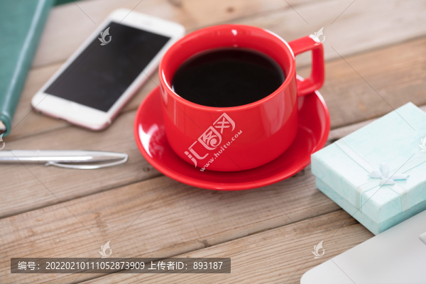 一杯咖啡在辦公用品旁