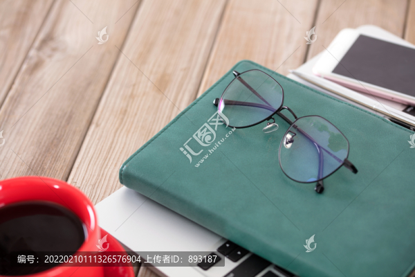 木質(zhì)背景上的各種日常辦公用品