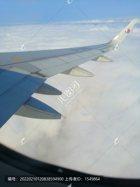 云中的飛機(jī)機(jī)翼