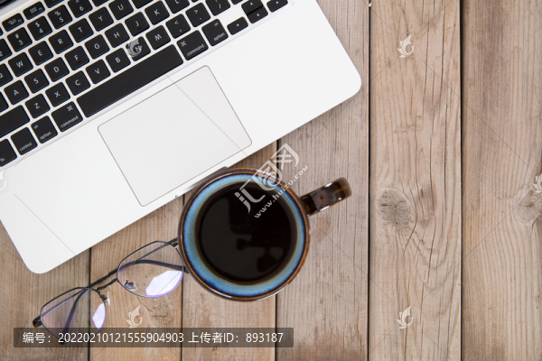 筆記本電腦和一杯咖啡