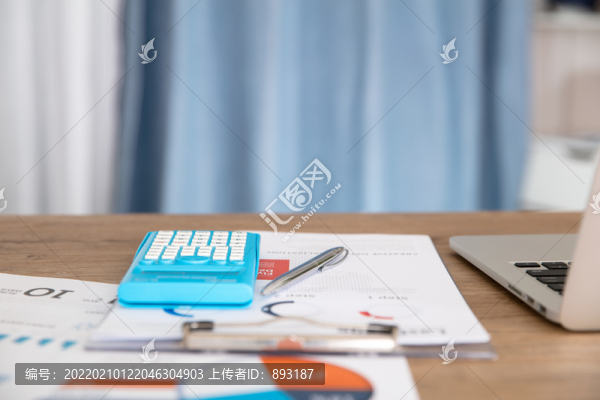 桌子上的文件和計算器