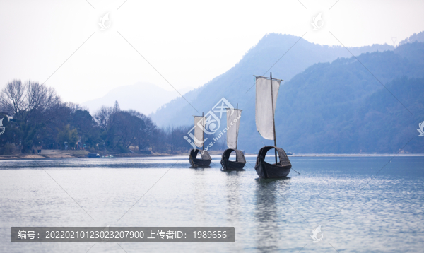 江畔漁船