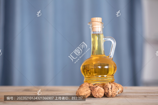 一瓶核桃食用油在核桃上