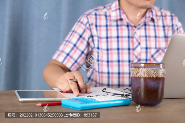 白領(lǐng)男士在工作