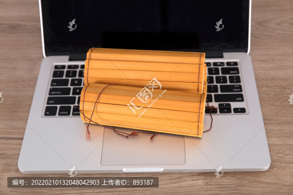 電腦和古代書籍竹簡(jiǎn)