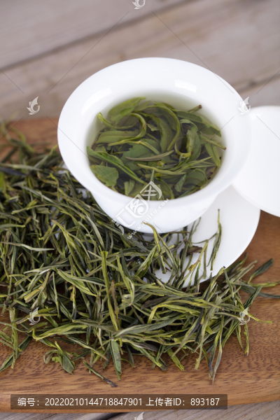 綠茶茶葉和蓋碗里泡好的茶湯