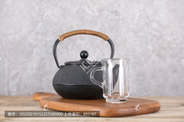 一個茶壺和一個空玻璃杯