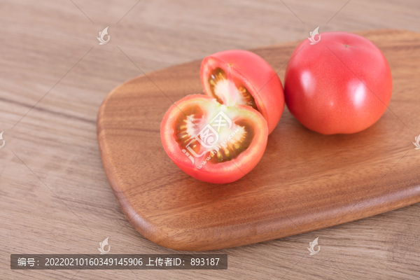 砧板上切開的西紅柿