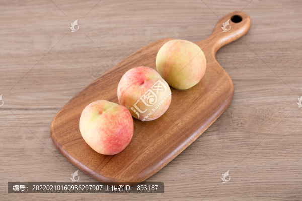 三個桃子在砧板上