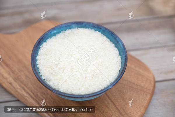 一碗白米在砧板上