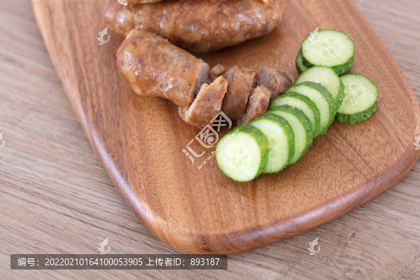 豬肉香腸和切好的黃瓜片