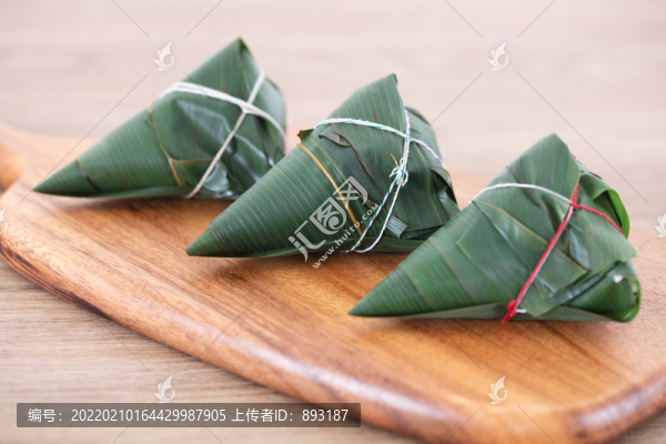 包好的新鮮粽子在砧板上