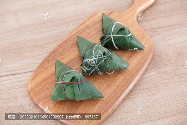 包好的新鮮粽子在砧板上