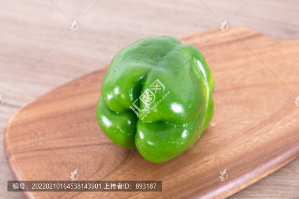 綠色的菜椒在砧板上