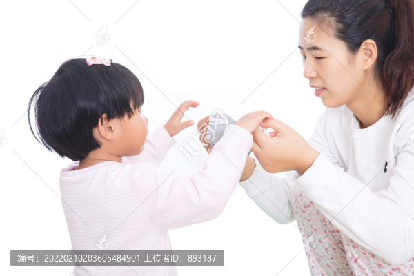 女兒幫媽媽戴口罩
