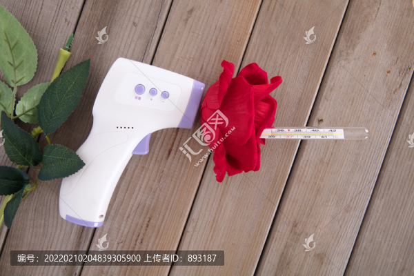 體溫計和玫瑰花組成的概念形狀