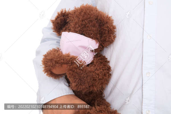 男士手里拿著戴口罩的毛絨玩具