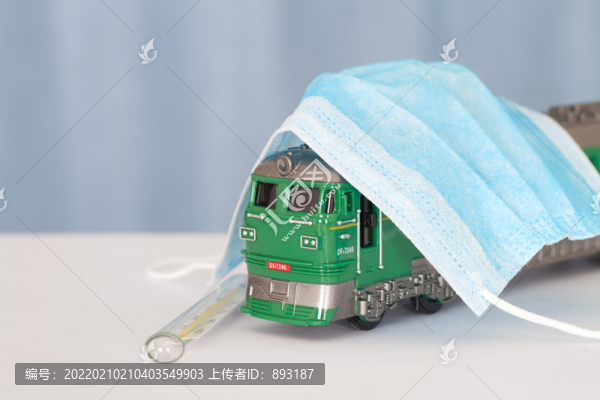 被口罩蓋著的綠皮火車模型