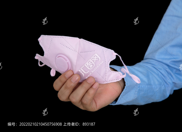 拿著一個兒童N95口罩