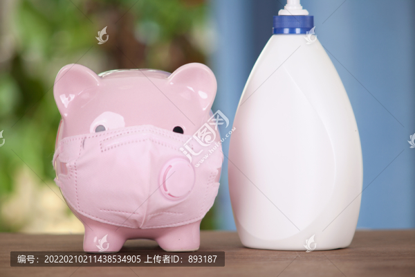 小豬存錢罐和一瓶洗手液