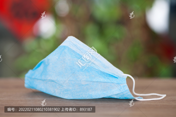 桌子上一個一次性口罩