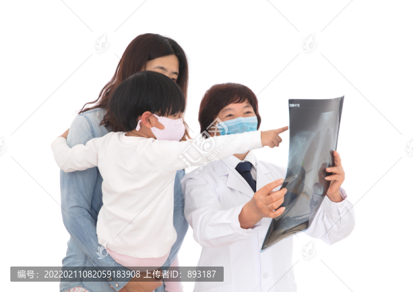 媽媽和孩子在做肺部篩查