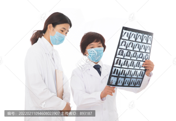 醫(yī)學(xué)和實(shí)習(xí)生在研究X光片
