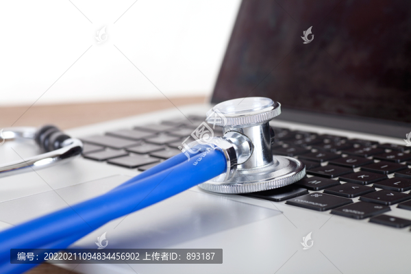 筆記本電腦鍵盤上一個(gè)聽(tīng)診器