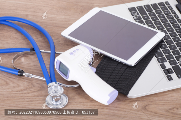 iPad和各種各樣的醫(yī)療用品