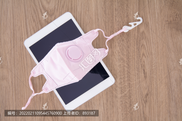 iPad上放著一個口罩