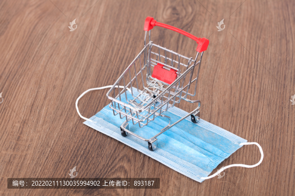 購物車模型和一個一次性口罩