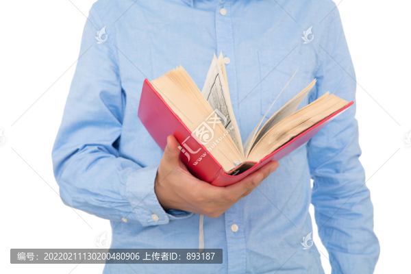 手中拿著一本紅色的書