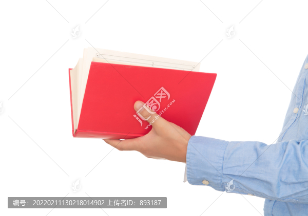 手中拿著一本紅色的書