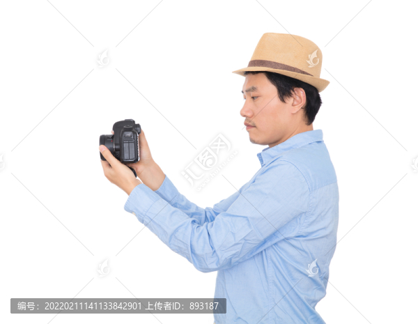 男攝影師手拿單反相機