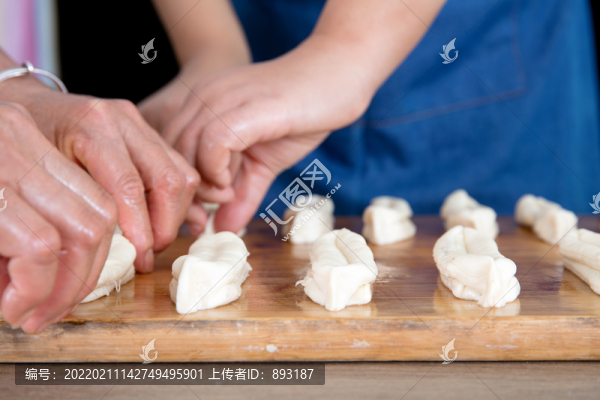 把制作好等待炸的油條擺好