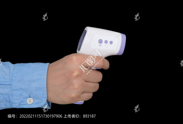 黑背景前手拿紅外體溫槍