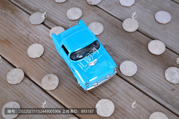 大量美元硬幣上的小汽車模型