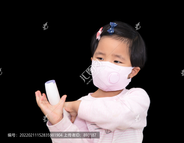 拿著體溫計(jì)戴著口罩的小女孩