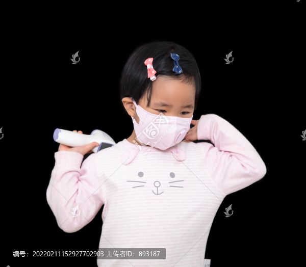 中國女孩戴著口罩手拿體溫計